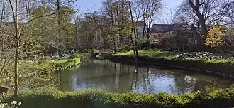 Zicht op de vijver van het park