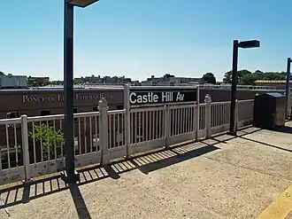 Het perron van station Castle Hill Avenue