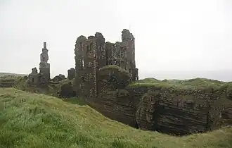 Het kasteel vanaf het zuidoosten, met centraal de woontoren van Girnigoe Castle.