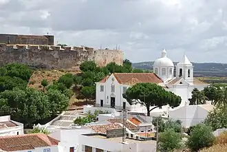 Muur van het Castelo (links) en hoofdkerk (rechts)