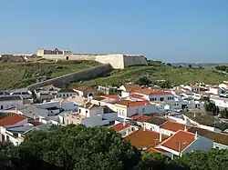Panorama, met op de achtergrond het Forte de São Sebastião