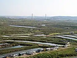 Zoutpannen buiten Castro Marim en (in de verte) de internationale brug over de Guadiana rivier