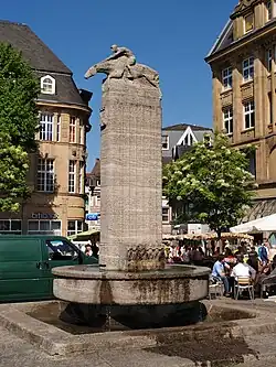 Markt met fontein en renpaard-monument