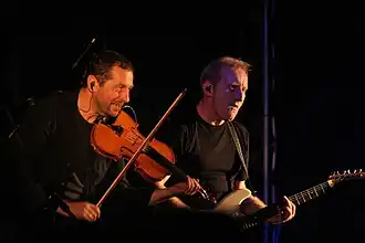 Holas en Černý tijdens een concert met Čechomor