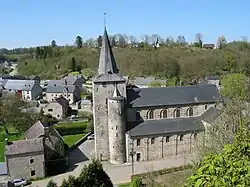 Celles: het dorp en de Sint-Hadelinuskerk