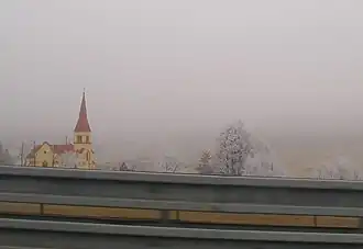 zicht op kerk in Jánovce