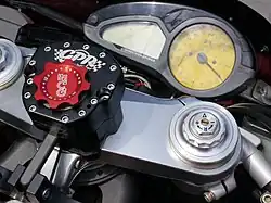 Aftermarket roterende stuurdemper op de kroonplaat van een MV Agusta