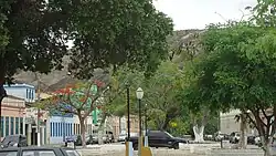 De hoofdstraat Av. Joaquim Antunes in Pedra Azul