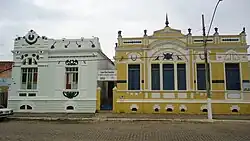 Twee huizen aan de Av. Joaquim Antunes in Pedra Azul