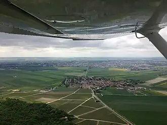 Gezicht op Cernay-lès-Reims (met Reims op de achtergrond)