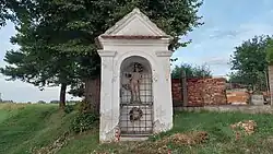 Kapel met een standbeeld van St. Sebastiaan.