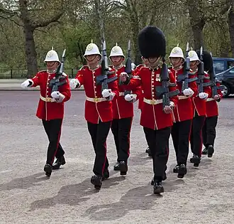 Britse Royal Gibraltar Regiment in ceremonieel tenue met 'koloniaal model' tropenhelm