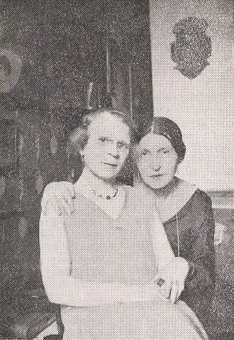 Toni Ebel (l) en Charlotte Charlaque (r), omstreeks 1933