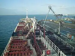 Het dek van de Chassiron. De dekbalken en langsspanten van deze tanker zijn aan de bovenzijde geplaatst, zodat de tanks aan de binnenzijde gladwandig zijn en daardoor eenvoudiger schoon te maken