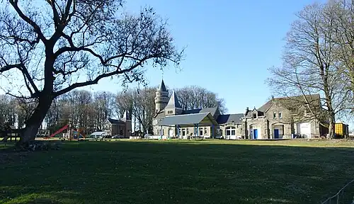 Overblijfselen van het kasteel des Tourelles met speeltuin