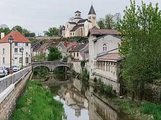 De rivier de Seine in het centrum van Châtillon-sur-Seine