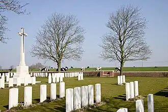 Overzicht met Cross of Sacrifice