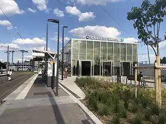 Metrostation Chevilly-Larue naast de tramhalte van tramlijn T7 (juni 2024)