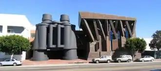 Binoculars Building in Los Angeles, een kantoorgebouw en parkeergarage met een verrekijker als entree (Frank Gehry, Claes Oldenburg & Coosje van Bruggen, 1991)