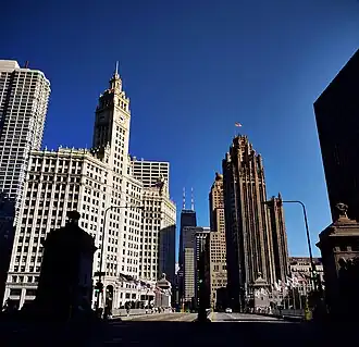 Gezicht op Michigan Avenue bij de Michigan Avenue Bridge; links het Wrigley Building en rechts de Tribune Tower