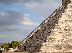 De equinox bij El Castillo, Mexico; een slang is zichtbaar tijdens het lentepunt