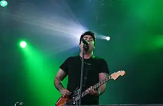 Zanger-gitarist Chino Moreno tijdens een optreden