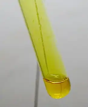 Waterige oplossing van chloordioxide met daarboven het vrijwel zuivere gas