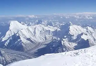 Chogolisa (rechts) vanaf de top van de K2