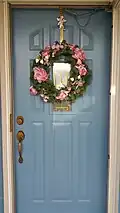 Kerstkrans aan een voordeur