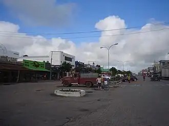 De hoofdweg Av. Brasil/Uruguay op de landsgrens in Chuí
