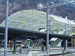 Busstation boven het station