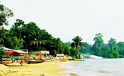 De Lobé-watervallen vanaf het strand