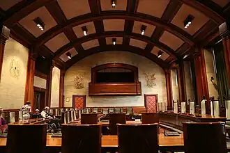 De raadszaal van het Leidse stadhuis dat gebruikt werd voor de binnenopnamen van de Bussink Bank