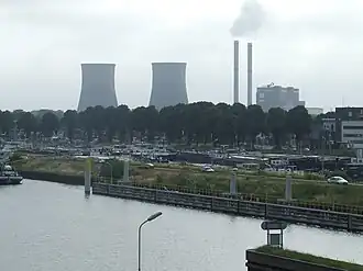 De Clauscentrale, gezien vanaf het sluizencomplex Maasbracht.