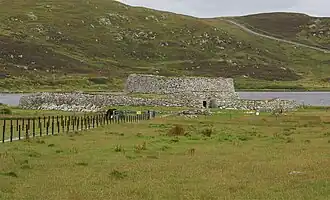 Clickimin Broch vanuit het zuiden