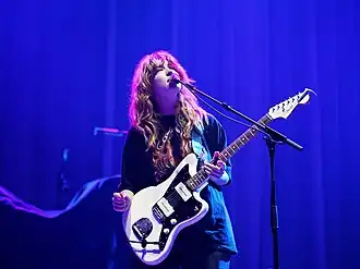 Leadzangeres Tara Wilts bij een optreden van Cloud Cafe in TivoliVredenburg in 2022