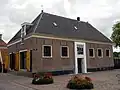 Drostenhuis, linker bouwhuis (voormalig koetshuis)