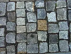 Een weg bestraat met kinderkopjes of kasseien