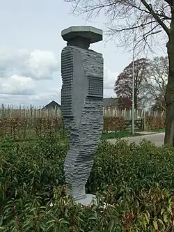 Mensbeeld (2006), Kapel-Avezaath(in 2016 vernield)