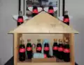 Een kerststal gemaakt met gepersonaliseerde Coca-Cola-flessen