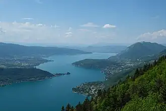 Zicht vanaf het zuiden op het meer. Annecy ligt aan het tegenoverliggende noordelijke uiteinde van het meer