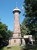 Uitzichttoren Heimatturm, ten zuiden van de stad, hoogte 20 meter