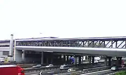 De loopbrug tussen cabinetaxi en stationsgebouw.