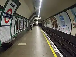 Het perron voor de metro's naar het noorden gezien uit het noorden