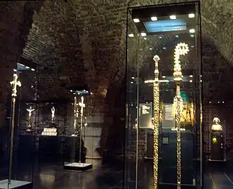 Expositieruimte onder de keldergewelven.Rechts: 15e-eeuws keurvorstenzwaard en -staf