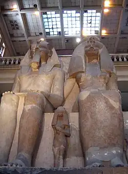 Amenhotep III en Teye met een van hun dochtersEgyptisch Museum