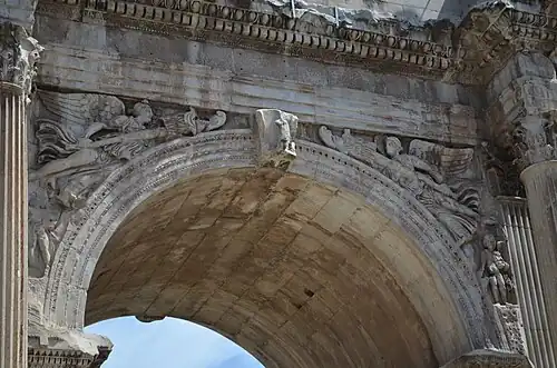 De Victoriae in de zwikken van de grote doorgang.