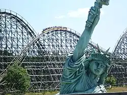 De replica van het Vrijheidsbeeld tussen de oude Colossos