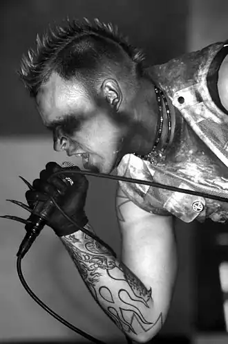 Andy LaPlegua van Combichrist tijdens een concert in Edmonton, augustus 2007