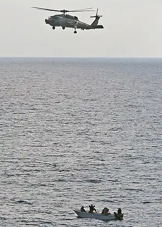 Een Amerikaanse marinehelikopter intercepteert een piratenboot; februari 2009.
